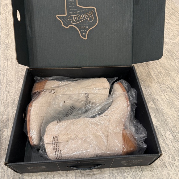 Tecova Savannah Bone Python size 8.5 - Picture 2 of 12